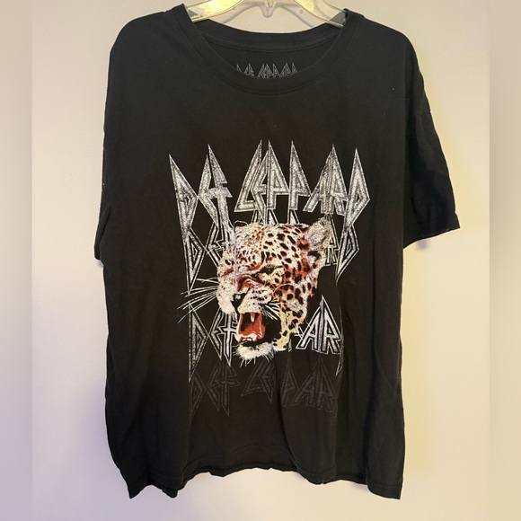 Def Leppard Tops - 🎉2/$15 Def Leppard Black Graphic Tee